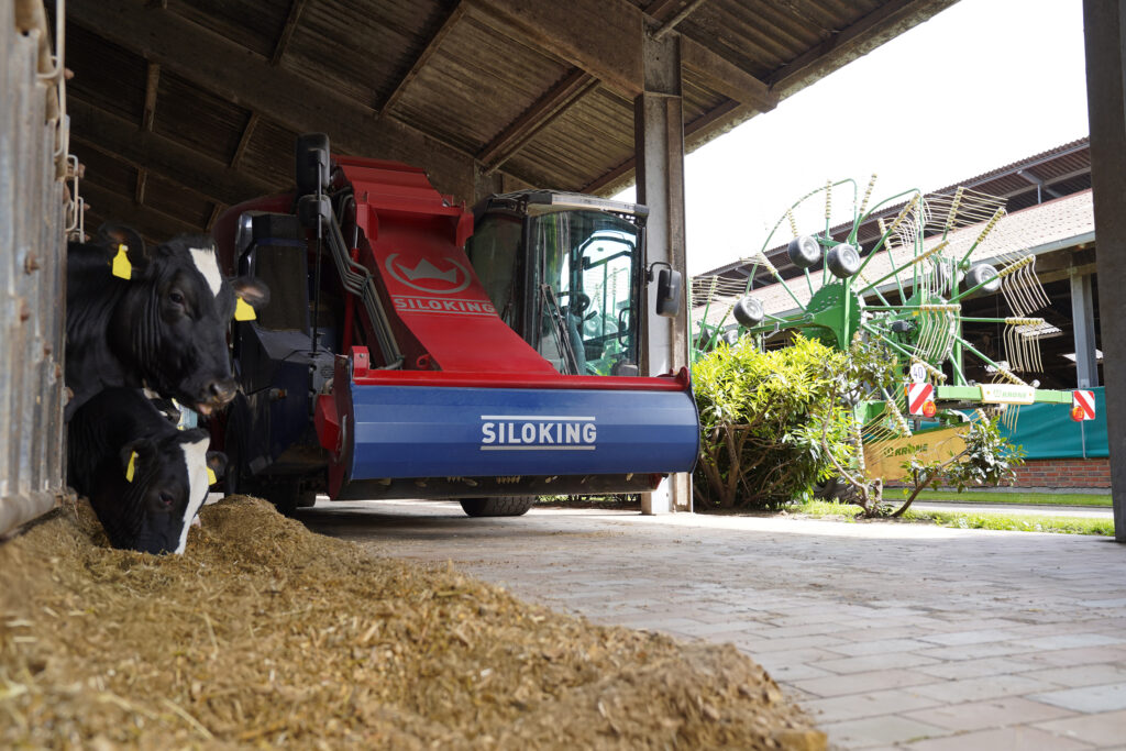 Společnosti Krone, Siloking a smaXtec zahájily v dubnu 2024 na mléčné farmě Jünck ve Velenu (www.hof-jünck.de, Vestfálsko) společný, prakticky orientovaný pokus v podobě osvědčených postupů.