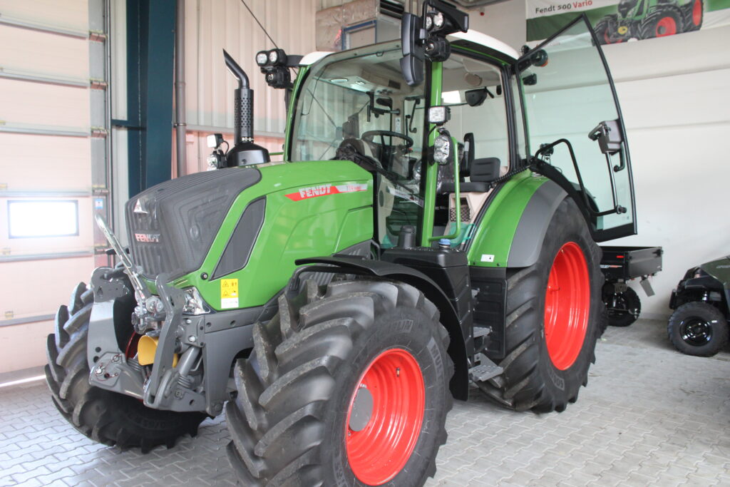 Také traktory Fendt 300 Vario nabízejí standardně pracoviště FendtONE a tím i komfortní ovládání  funkce precizního zemědělství včetně možnosti přenosu dat na dálku.