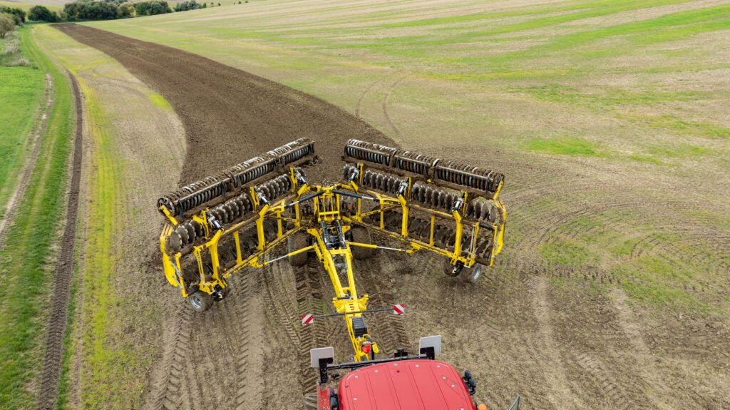 Výhodou talířového podmítače Atlas AE 12400 L je rychlé složení do přepravní polohy, nepřesáhnutí povolené transportní šířky (3 m) a výšky stroje (4 m). 