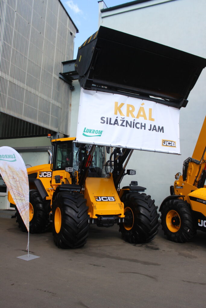 Kolový nakladač JCB 435S Agri disponuje šestistupňovou převodovkou s řazením při zatížení, kombinovanou s měničem točivého momentu.