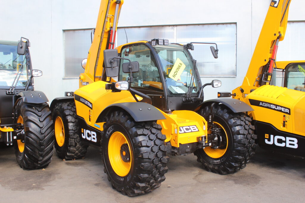 Nový teleskopický manipulátor JCB 542-100 je vystavený v provedení Agri Xtra a nabízí vyšší maximální výšku zdvihu, než stávající model JCB 536-95. 