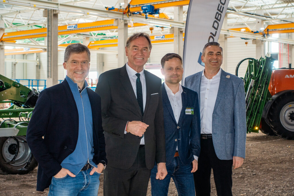 Dne 2. dubna 2025 oslavila společnost BBG Bodenbearbeitungsgeräte Leipzig, dceřiná firma skupiny Amazone, slavnostní vztyčení krovu pro své dvě nové výrobní haly č. 15 a 16. 