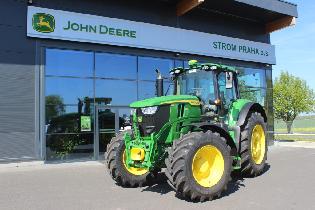 Od letošního jara tak má firma STROM Praha na svých pobočkách po celé republice traktory John Deere z nové modelové řady 6M pro zapůjčení zákazníkům.