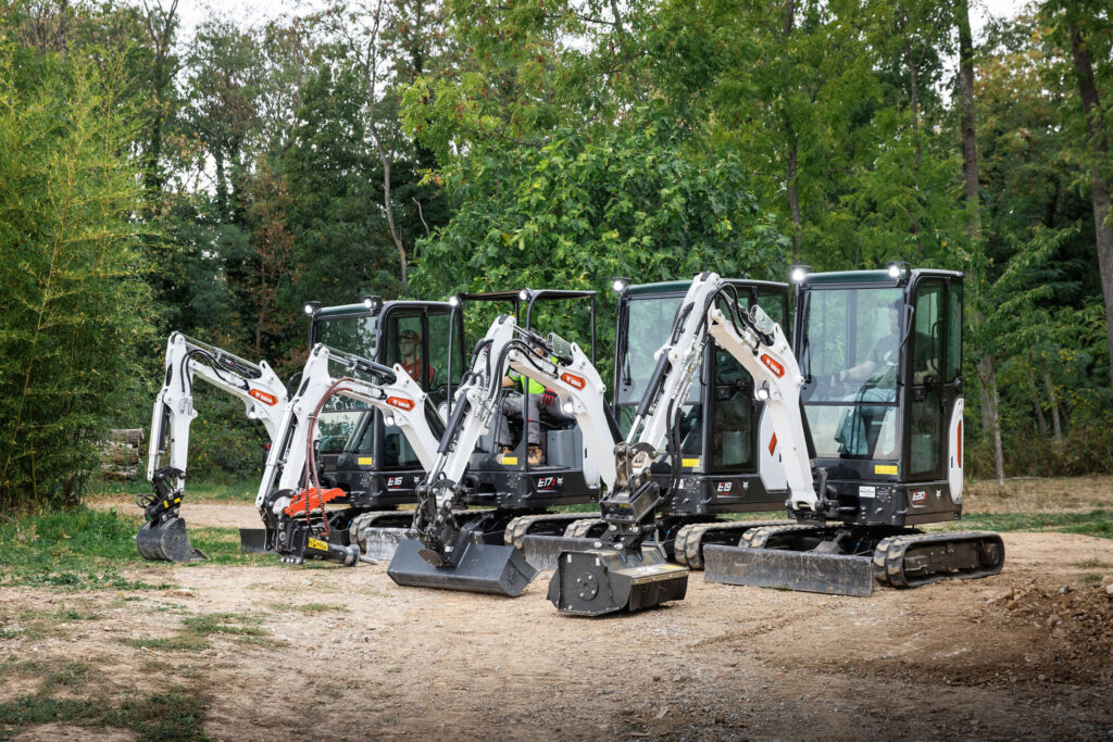 Nová přelomová minirypadla Bobcat řady R2 umí pracovat s rozličným příslušenstvím.