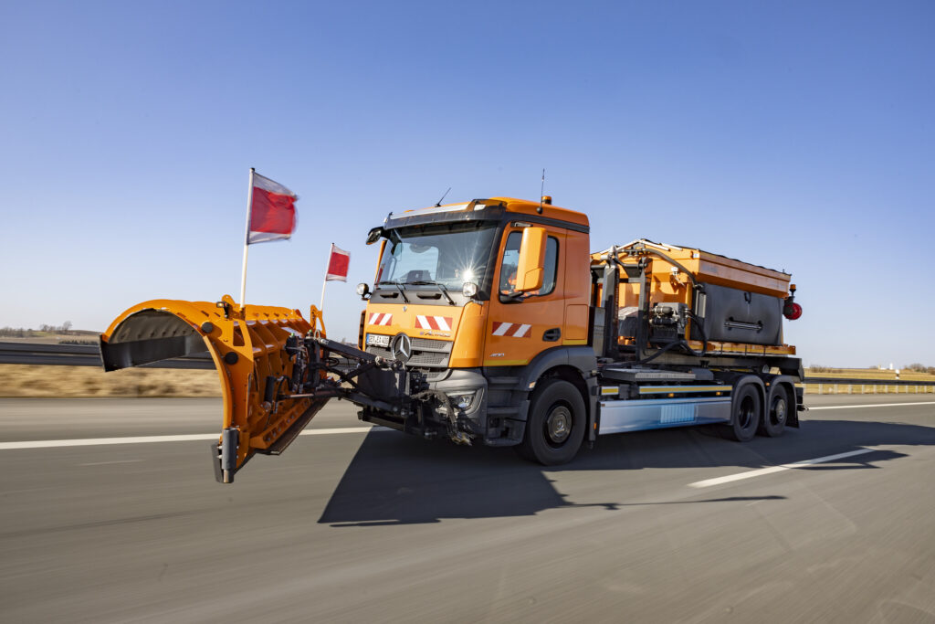 Výrobce Mercedes-Benz vystaví na veletrhu Demopark 2025 mimo jiné elektrické vozidlo eActros 400 ve výbavě pro údržbu silnic.