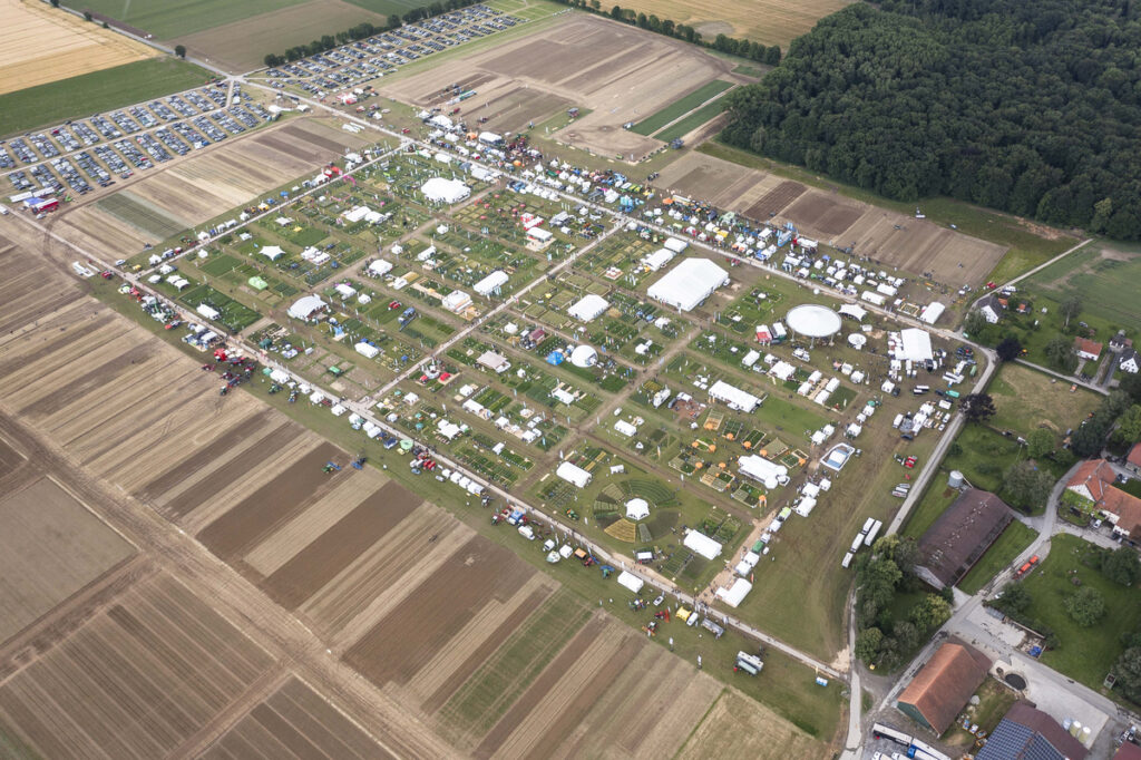 „DLG-Feldtage 2026 zvou k tomu, aby se zpochybnily zavedené myšlenkové vzorce a vyhledaly se nové cesty – přesně podle našeho hlavního tématu ‚Rostlinná výroba out of the Box‘,“ zdůrazňuje vedoucí projektu Andreas Steul