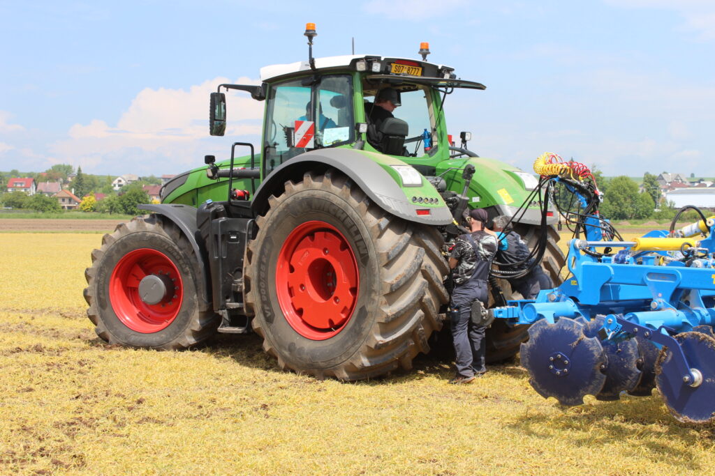 Zapojonání talířového kypřiče Farmet k traktoru Fendt