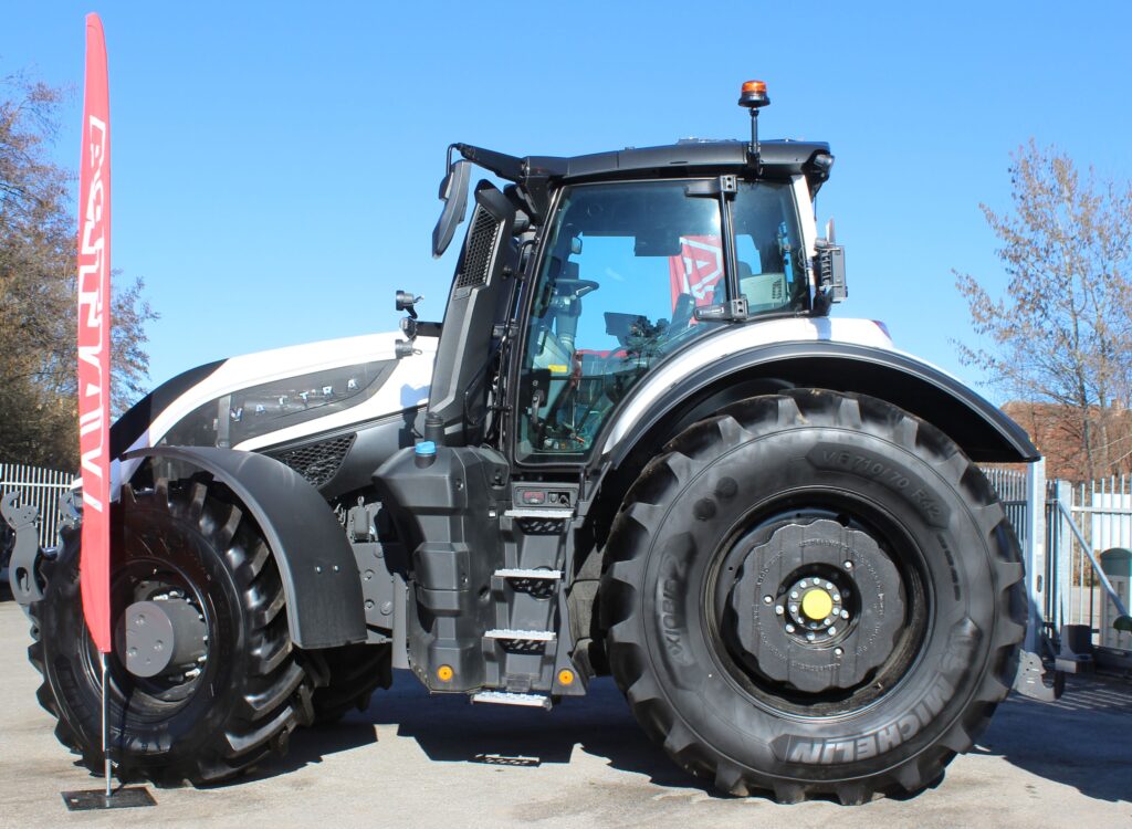 Novinka, Valtra S416 s výkonem 420 k  