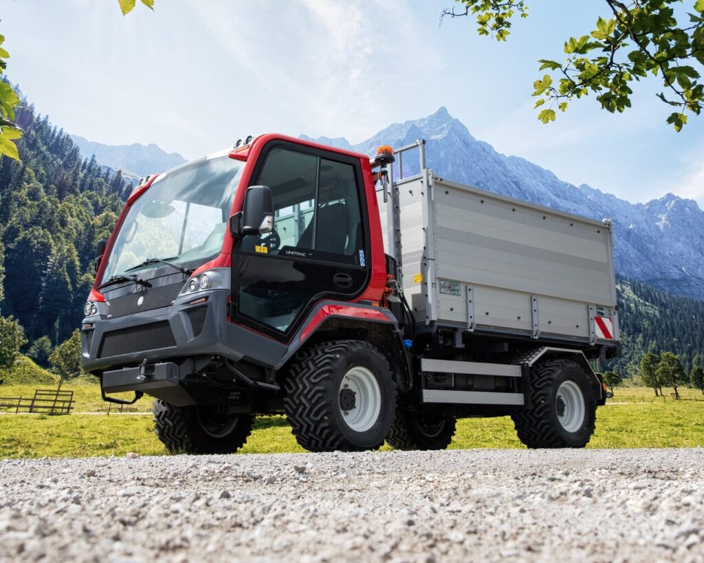 Lindner Unitrac 122 LDrive dokáže zabodovat i v dopravě, díky velké tažné síle a užitečné hmotnosti na úrovni 5000 kilogramů. 