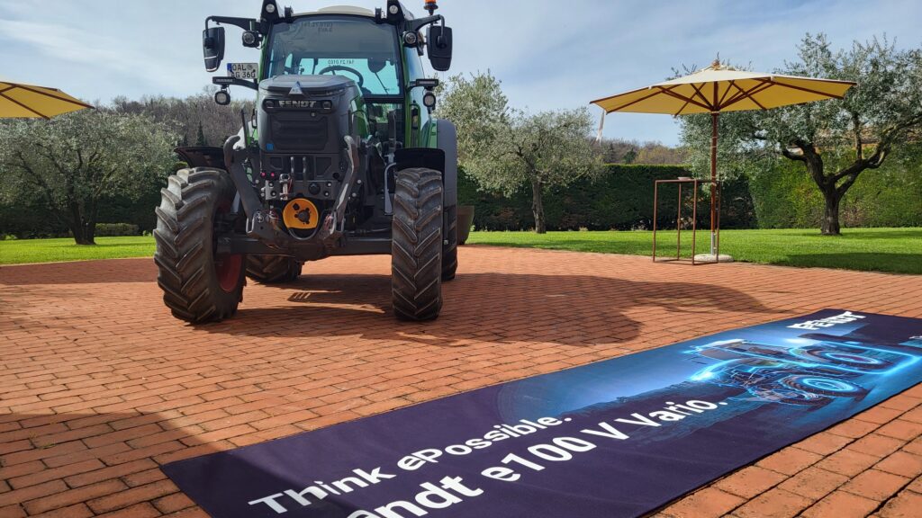 Fendt e100 V Vario byl vyvinut pro použití ve speciálních kulturách, sklenících, veřejných provozech i v podnicích s vlastní výrobou energie
