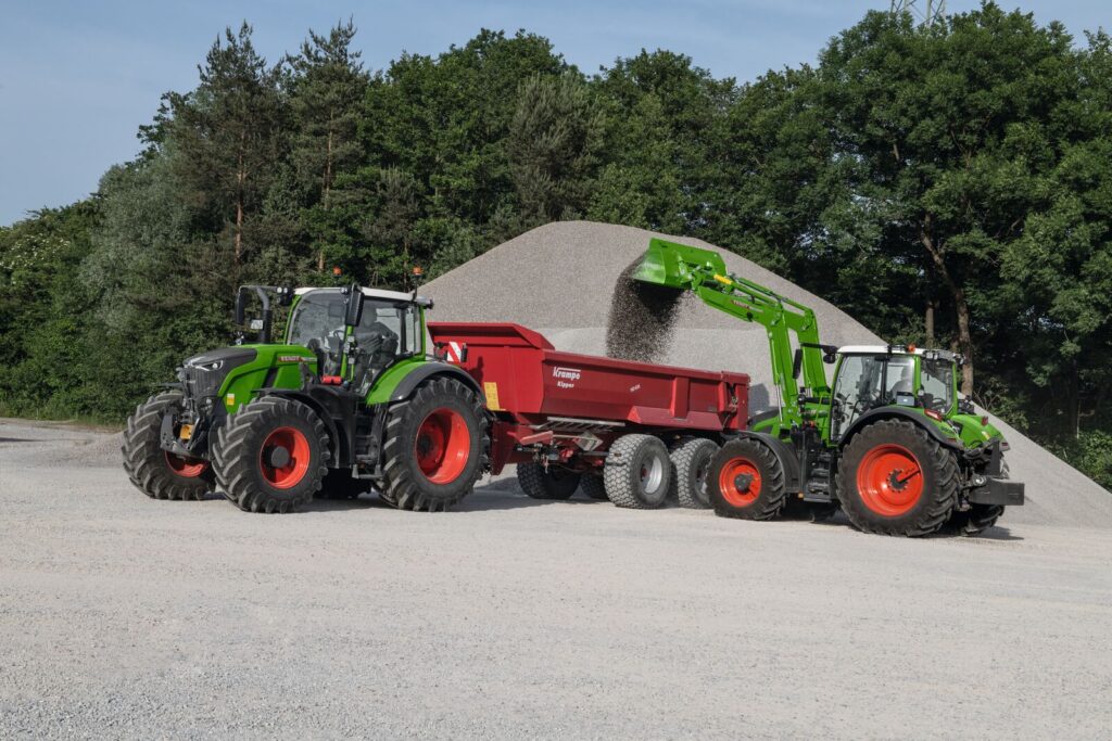 Roland Schmidt, viceprezident marketingu Fendt, říká:
„Fendt 620 Vario nabízí vše, co zemědělci potřebují: kompaktní rozměry, vysokou obratnost, efektivitu a výjimečně nízkou spotřebu. 
