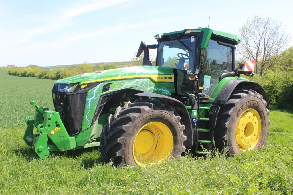 Ve spektru převáděcích traktorů firmy STROM Praha nechybí ani top-model řady 8R, John Deere 8R 410 s plynulou převodovkou eAutoPowr.