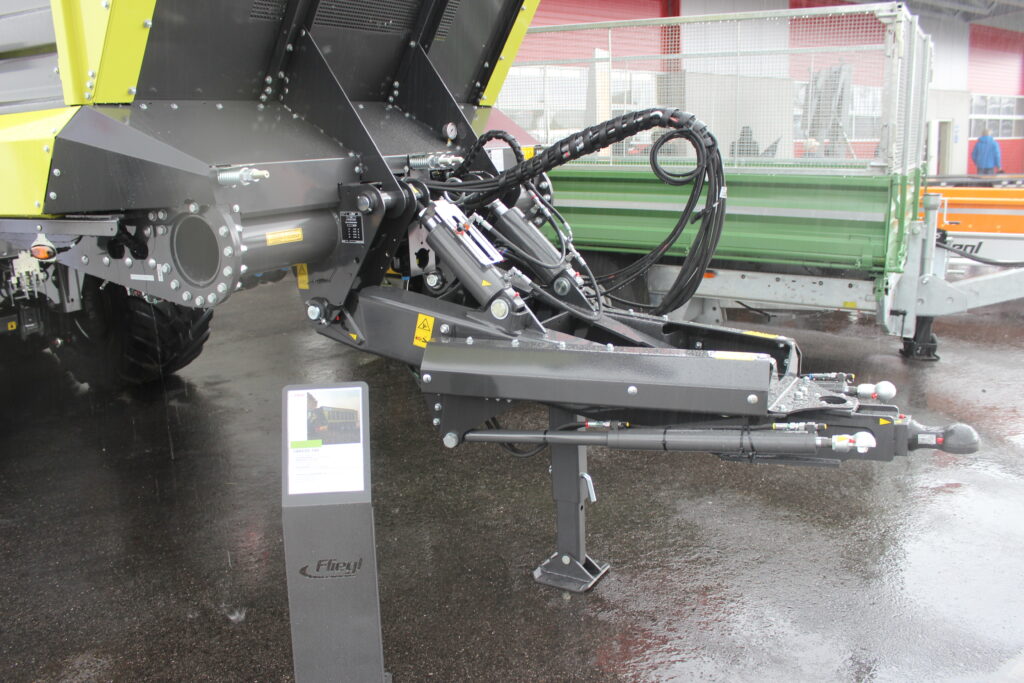 Detail hydropneumaticky odpružené oje u návěsu Fliegl Cargos 760.