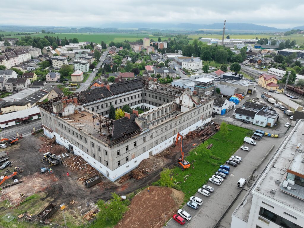 Hlavní roli při bourání historického průmyslového areálu, které aktuálně probíhá, hraje demoliční rypadlo DEVELON DX380DM-7. 