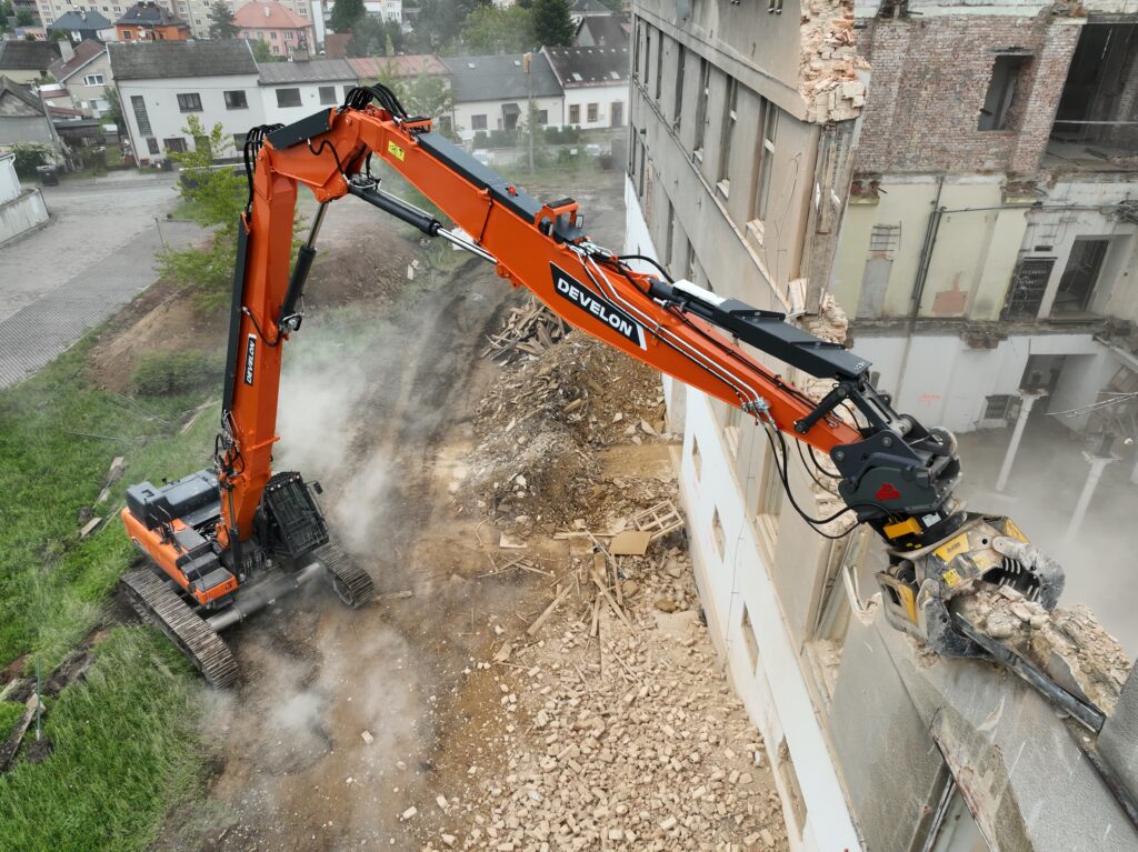 DEVELON DX380DM-7 je schopno efektivně rozebírat budovu až do výšky 23 metrů, což je u čtyřpatrové budovy naprosto dostačující.
