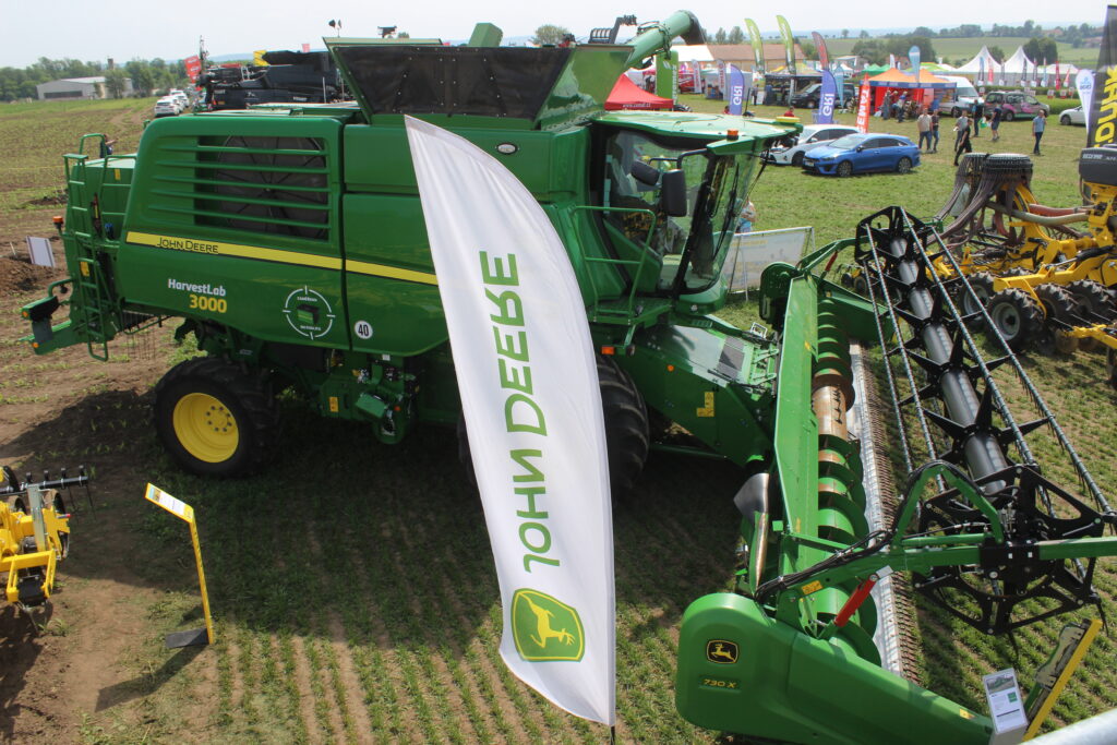 Magnetem pro návštěvníky je i sklízecí mlátička John Deere T670i, osazená NIR senzorem HarvestLab  pro analýzu složení plodin v průběhu sklizně. 