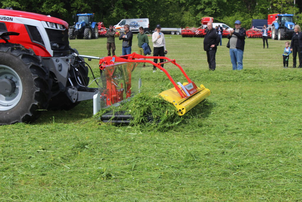 Čelně nesené Mergento F 4010 Alpin odklidí píci do strany mimo traktor, který ji tak svými koly nepřejíždí. 