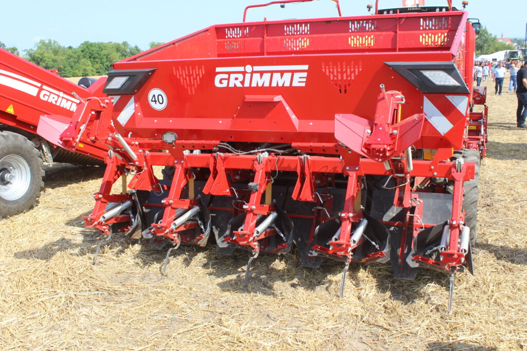 Nově vyvinuté hybridní zařízení na tvarování hrůbku firmy Grimme umožní vytvořit při každých půdních podmínkách ideální strukturu hrůbku a poskytuje vysokou flexibilitu při proměnlivých požadavcích na tvarování hrůbku.