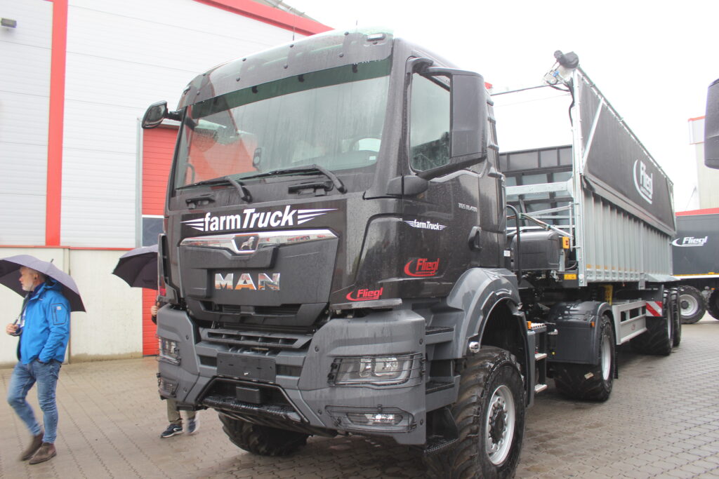 Vystavený tahač MAN TGS 18.480 4x4 BL SA Comfort disponoval permanentním pohonem všech kol.
