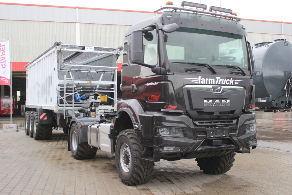 Tahače  Farmtruck  mohou také tahat klasické traktorové návěsy Fliegl.