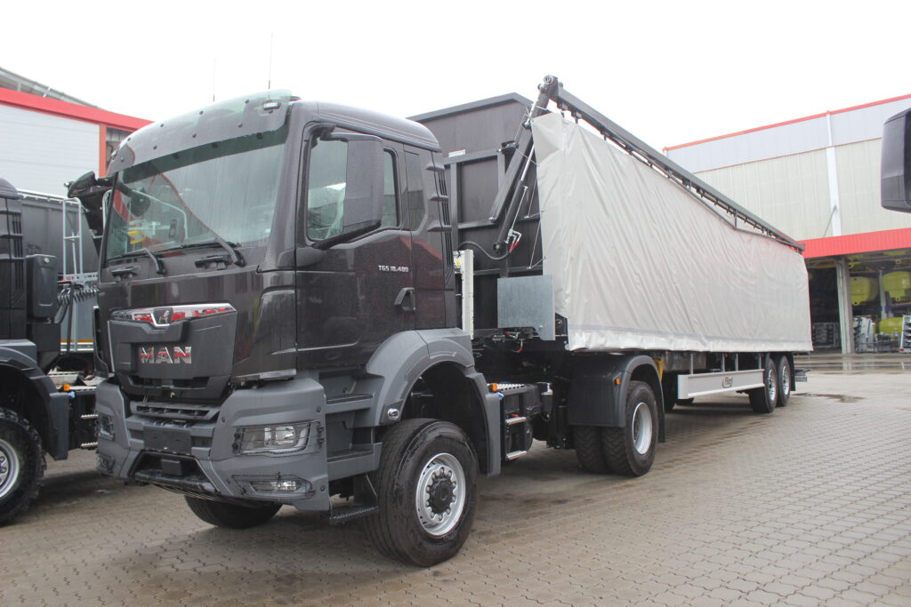 Gliegl Farmtruck v agregaci s novým návěsem na transport balíků.