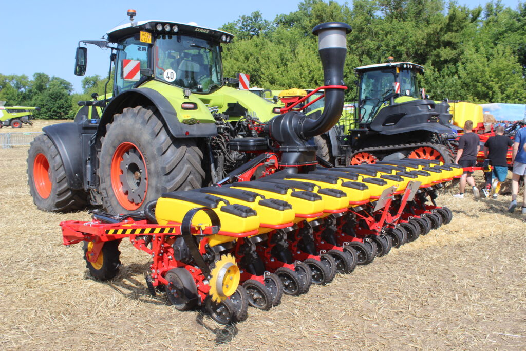 Secí stroj Väderstad Tempo V tak může sloužit nejenom k setí kukuřice s roztečí řádků 75 cm, ale i k přesnému setí řepky či sóji anebo cukrové řepy do řádků 45 cm. 