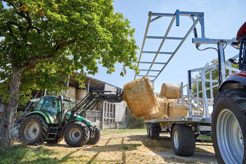 Levá strana přívěsu je hydraulicky sklopná směrem dolů, takže lze náklad rychle a bezpečně zajistit i snadno vyložit.