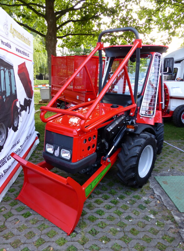Malotraktor s lesní nástavbou