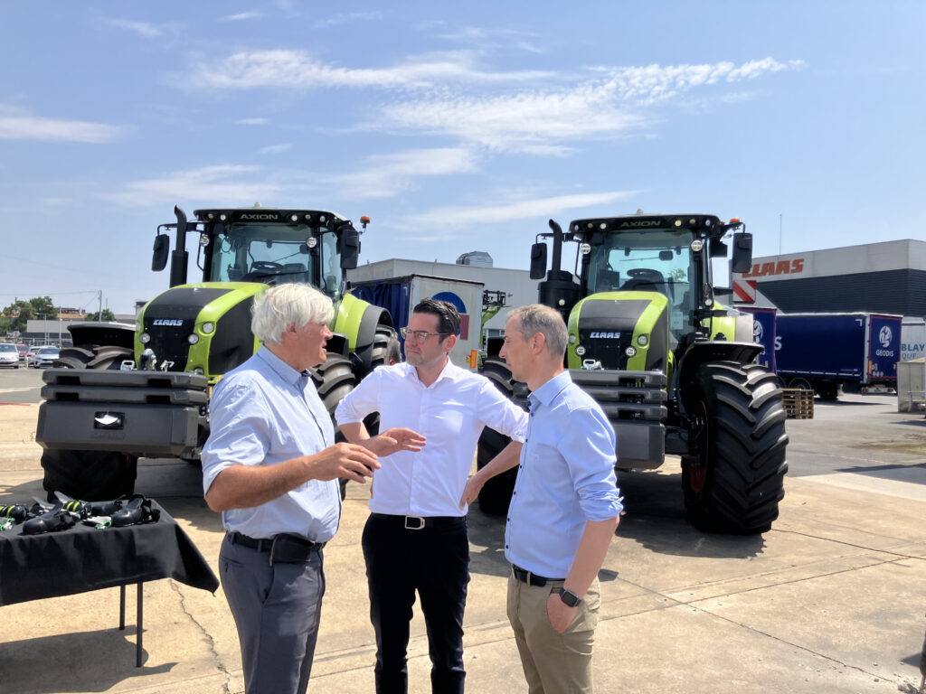 V rozhovoru: Stéphane Le Foll (starosta Le Mans), Thomas Spiering (provozní ředitel společnosti CLAAS), Etienne Bourasseau (vedoucí závodu v Le Mans / viceprezident pro výrobu).