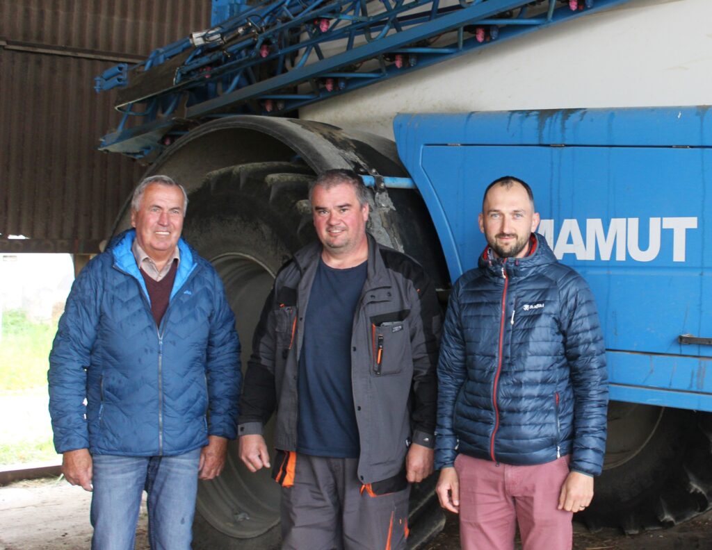 Místopředseda představenstva Ing. Josef Mlateček (vlevo) s mechanizátorem Alešem Volfem a Ing. Davidem Králem ze společnosti AGRIO Pardubicko s. r. o.