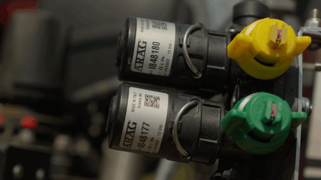 Systém, schopný pracovat až do tlaku 20 bar, umožňuje řízení každé trysky zvlášť, čímž optimalizuje distribuci přípravků na ochranu rostlin pomocí ventilů s PWM regulací, které umožňují nezávislé dávkování.