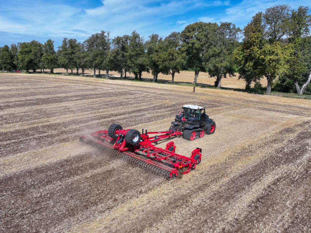 Po úspěšném uvedení řady Qualidisc 21000 T na veletrhu Agritechnica 2023 společnost Kverneland hrdě představuje nový model této inovativní řady: Qualidisc 21103 T s pracovním záběrem 10,25 metru.