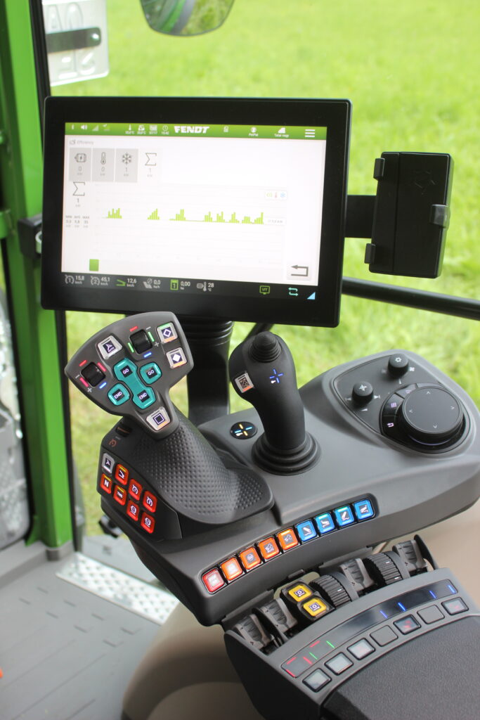 Traktor má standardně ovládání FendtONE  a vyrábí se v provedeních Profi anebo Profi Plus. 