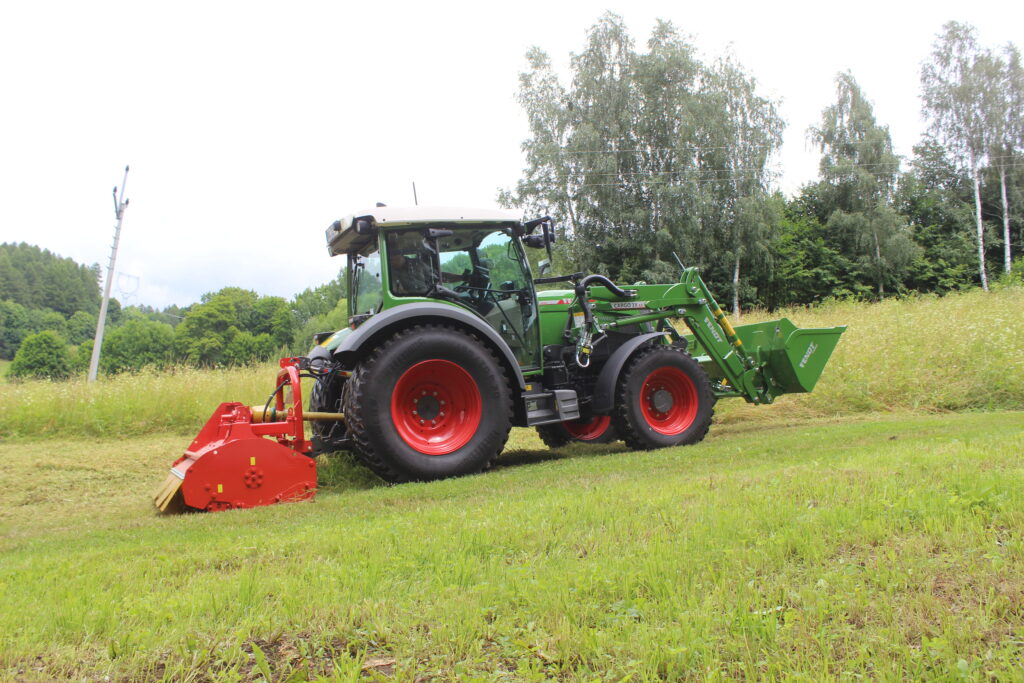 Při práci na velmi svažitém pozemku, zarostlém starým porostem, udržoval traktor Fendt e100 Vario stálou pojezdovou rychlost a konstantní otáčky elektromotoru.