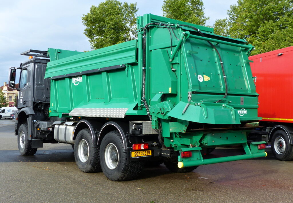 Nástavby se dodávají také pro nákladní automobily s různým počtem náprav