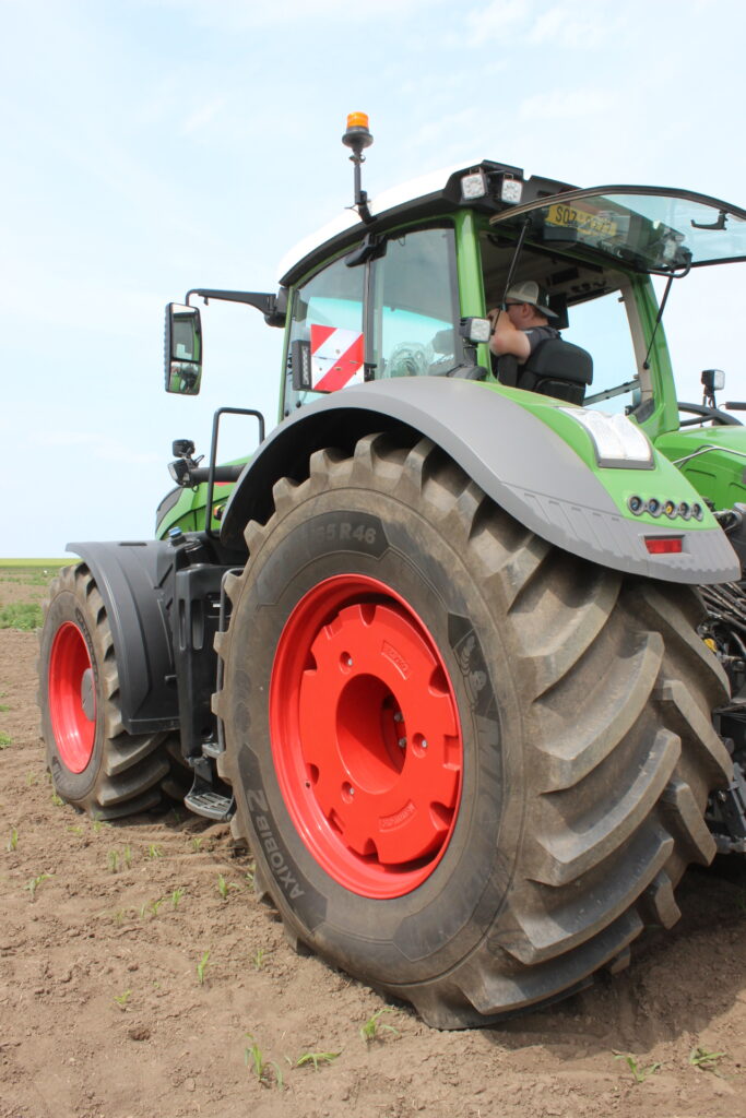 Pohled na pneumatiky traktoru Fendt 1050 Vario nahuštěné jen na 100 kPa
