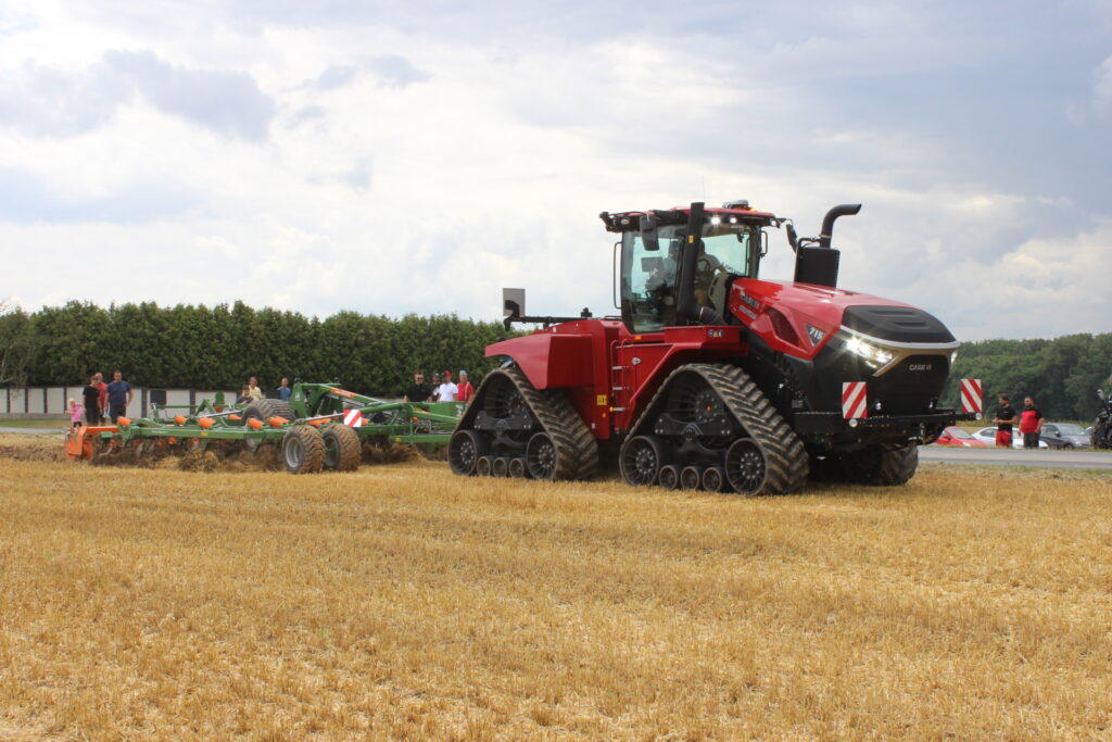 Quadtrac 715 s radličkovým kypřičem Amazone