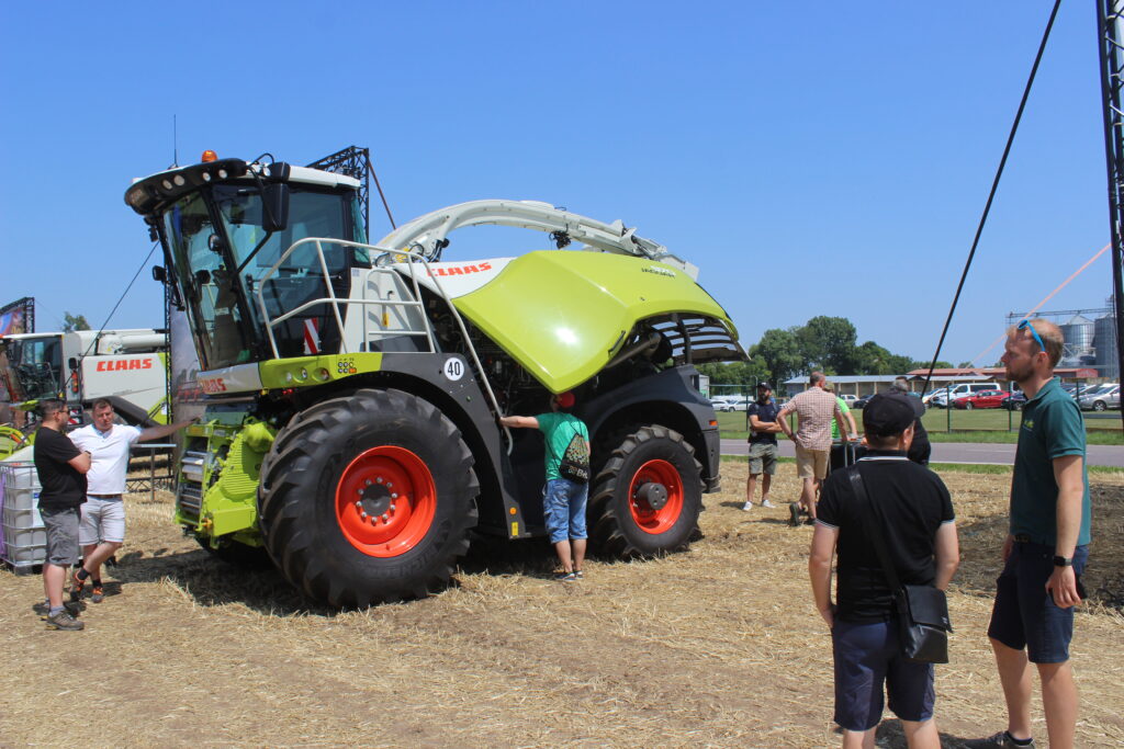 Obklopena zemědělci stála na Polním dnu AGRALL 2025 novotou se lesknoucí sklízecí řezačka Claas Jaguar 970.