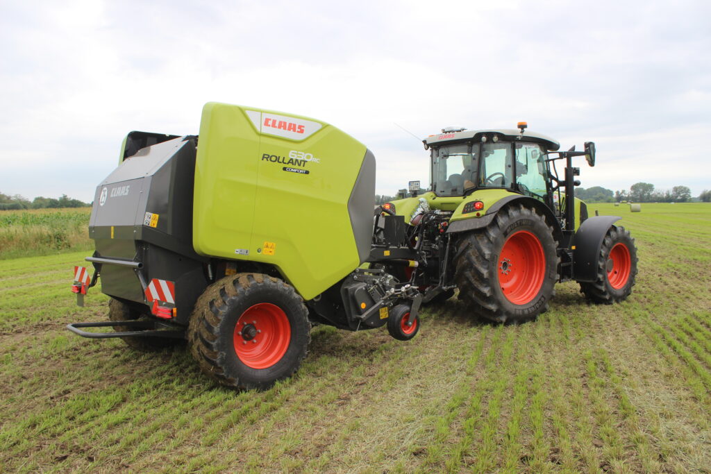 Claas Rollant 630 RC se pyšní optimalizací v oblasti pohonu i opotřebitelných dílů, nejmodernějším způsobem ovládání pro nejvyšší komfort a velkou světlou výškou.
