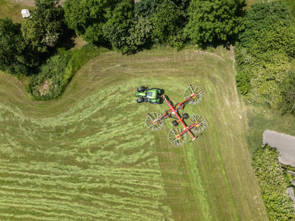 Díky řízení překryvu u shrnovače Pöttinger TOP VT 12540 C se při jízdě v zatáčkách automaticky zasouvá přední vnitřní rotor. 