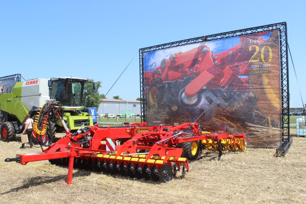 V roce 2024 slavil kombinovaný kultivátor Väderstad TopDown 20 let od svého založení. Na velkém polním dnu AGRALL 2025 toto výročí připomínal vystavený stroj.