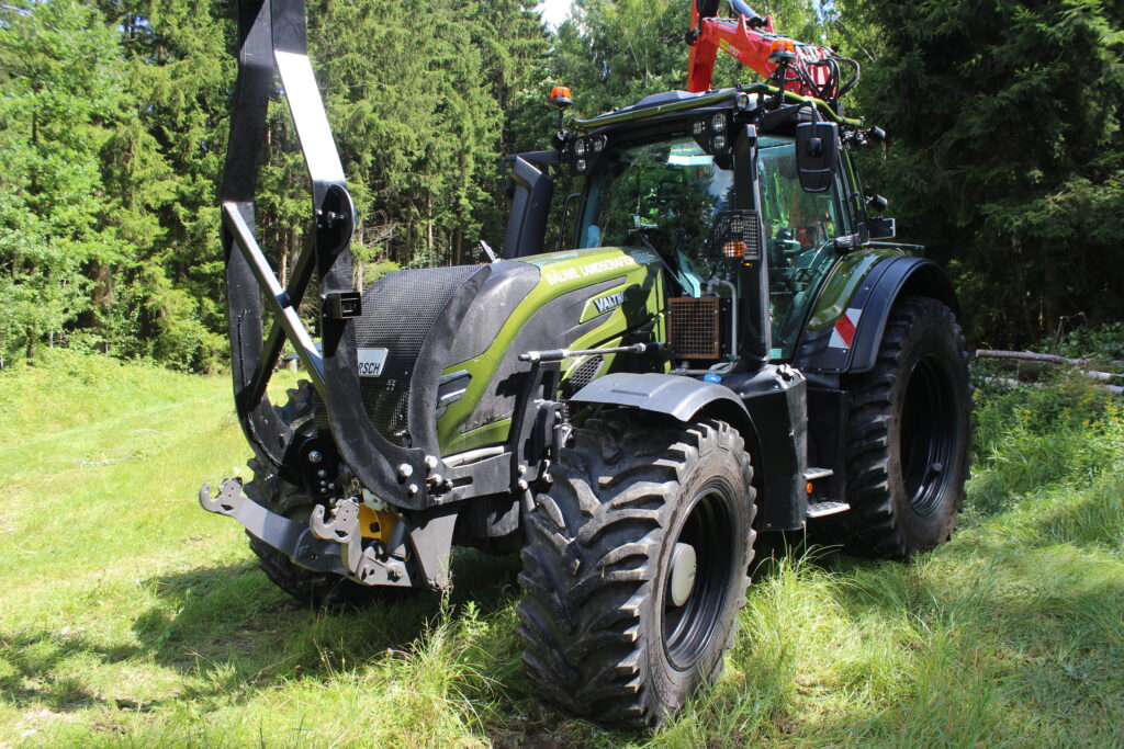 Traktor Valtra T 219 Direct byl vybaven stabilizací přední nápravy, přídavným rámem od firmy Jake, který prochází odzadu kolem převodovky a zvyšuje torzní tuhost a nechyběla ani elektrohydraulika Danfoss či speciální lesní kabina Skyview.