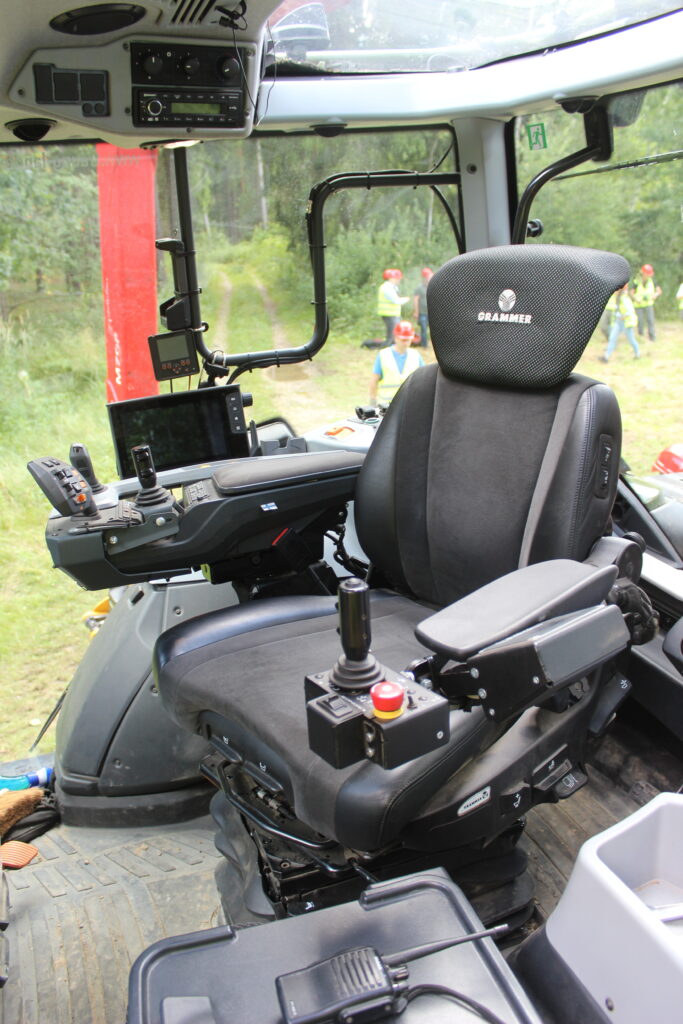 Pohled do kabiny traktoru Valtra T 219 Direct s otočným řízením TwinTarc a instalovaným ovládáním návěsu Multi 20 a jeřábu Palfinger.