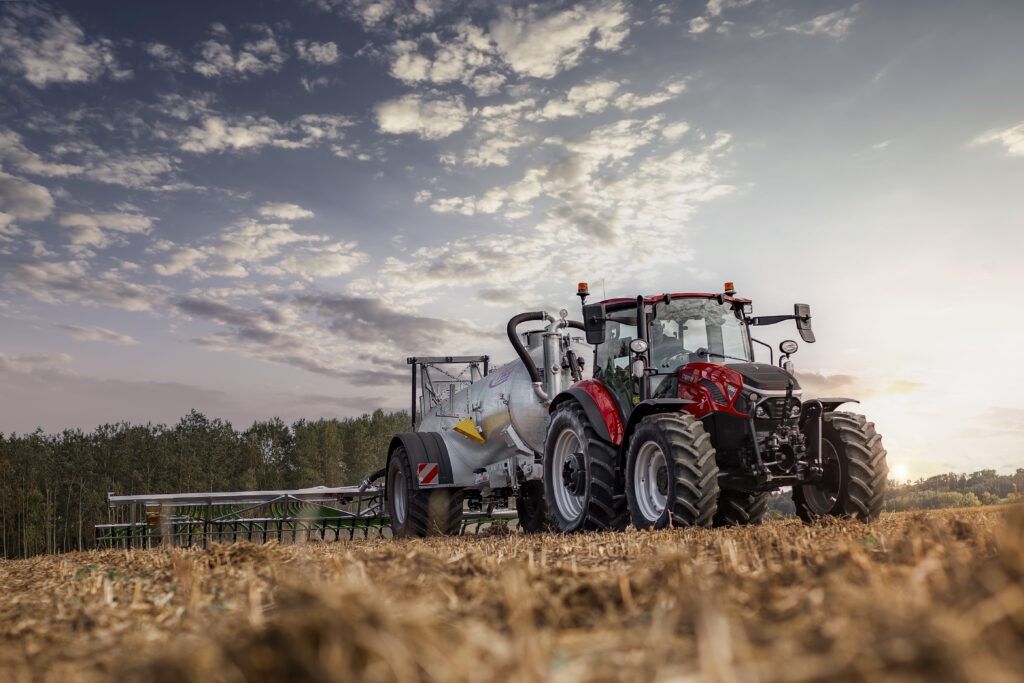 Pro traktory Case IH Farmall C modelového roku 2025 je na přání dostupný satelitní navigační systém, s jehož pomocí lze pracovat až s přesností +- 1,5 cm v návazných jízdách.