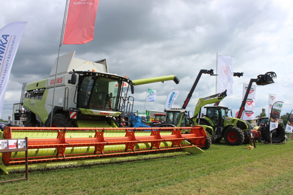 Pohled do expozice firmy Agroservis Sedláček na výstavě Naše pole. Vpředu Lexion, za ním Axos a Axion