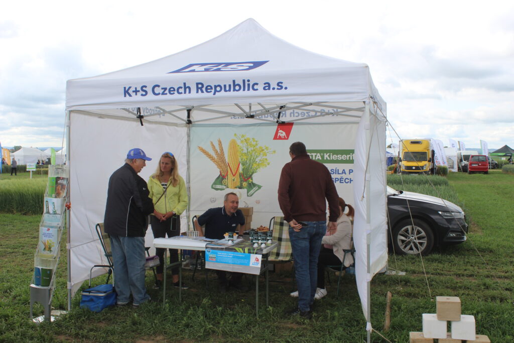 Na akci Naše pole v Nabočanech měla svůj stánek také společnost K+S Czech Republic a.s. K+S Czech Republic a.s. je výrobní a prodejní organizace v rámci skupiny K+S, která dodává na český trh široké spektrum solných, draselných a hořečnatých produktů.