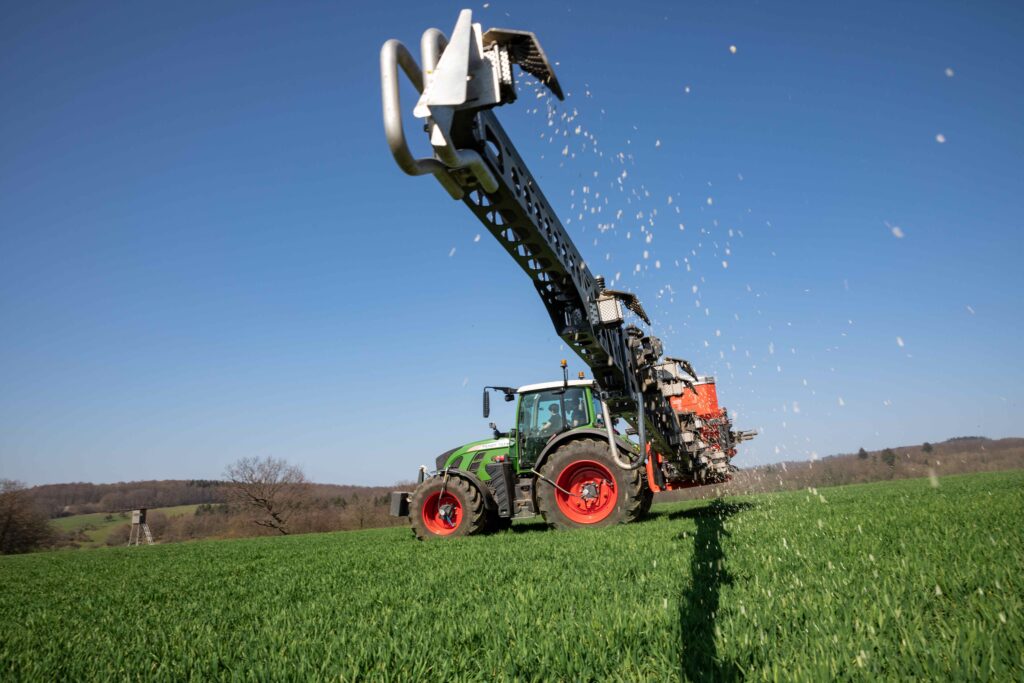 Pneumatické rozmetadlo provádí přihnojování