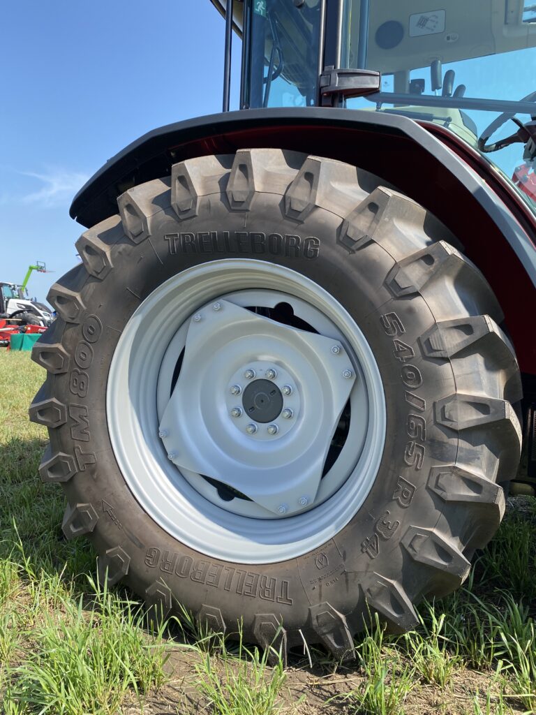 Pohled na zadní traktorovou pneumatiku Trelleborg TM800