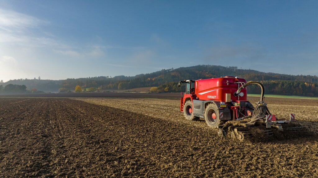 Samojízdný kejdovač při práci v režimu psího chodu