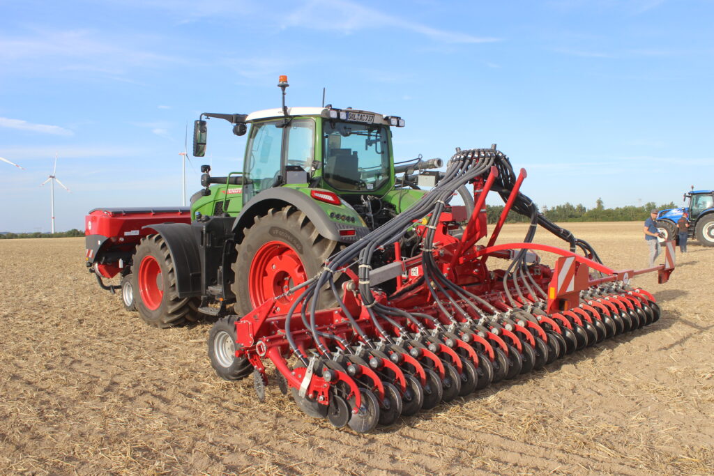 Horsch Avatar SD má klasické rozdělené uspořádání: čelně nesený zásobník a vzadu nesená výsevní lišta. 